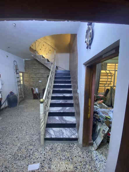 السلام عليكم 
دار للبيع ملك طابو صرف بغداد الغدير م706 قرب أسواق ياسر حياوي داخل قيصريه  مساحه 120م واجه 10 نزال 12 بناء مسلح 2015 يحتوي 4 غرف نوم واصاله ومطبخ وهول حولي غرفه ارضيه وخدمات 2
 السعر 280 مليون تواصل 
***********
