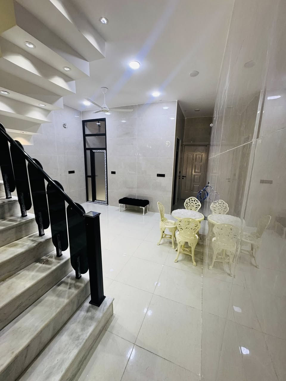 🏡 بيت للإيجار – بناء جديد ومتكامل 🏡
✨ المساحة: 100 متر
✨ طابقين
✨ لم يُسكن سابقاً
✨ جاهز للسكن مباشرة

📍 الموقع: حي العسكري

🔹 الطابق الأول:
✅ طارمة
✅ استقبال واسع
✅ مطبخ
✅ كليدور
✅ منور
✅ غرفة نوم
✅ مجمع صحيات

🔹 الطابق الثاني:
✅ درج داخلي
✅ كليدور
✅ غرفتا نوم
✅ مجمع صحيات
✅ سطح

⚡ الخدمات والتجهيزات:
✅ سخان ماء
✅ ماطور ماء
✅ خزان ماء
✅ خط مولدة
✅ خط وطنية
✅ كافة الخدمات متوفرة وجاهزة للاستخدام

🌟 بيت نظيف جداً، متكامل، ومناسب للعائلة، ولا يحتاج إلى أي تجهيزات إضافية.

📞 للاستفسار والتفاصيل:
علي عذاب
***********
***********

🏢 **أو زيارة مكتب الشمري الكائن في نادر الثانية خلف فاميلي مول.
