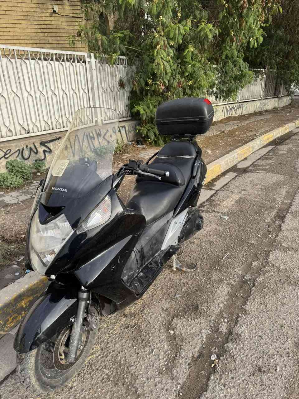 السلام عليكم 
سلفر 400 للبيع 
 الدراجه خير من الله 
تجي وتفصح بيه نواقص قليل بل فيديو شوفهن 
السعر 13 وبيه مجال 
اتصال *********** 
وتساب ***********
