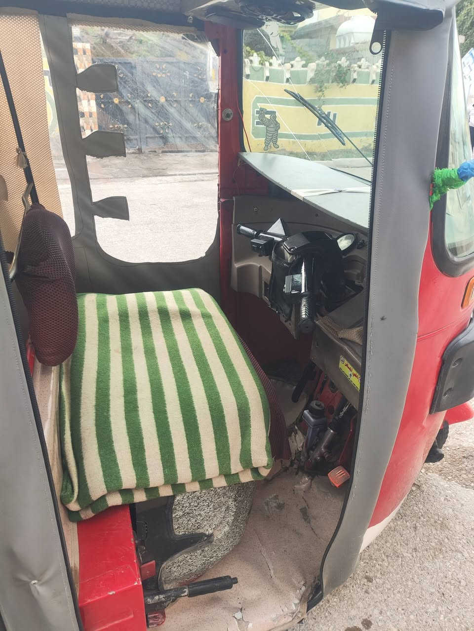 السلام عليكم تكتك للبيع موديل 2017 تكتك رقم وسنويه كامله تحويل ثاني يوم  معمره كامله مكينه 20 مكفوله من تنقيص وتبخير احله من الصوره تخم تاير جديد كهربائيات كلها شغاله السعر خاص العنوان ديالى بلدروز اي استفسار على هاذا الرقم ***********
