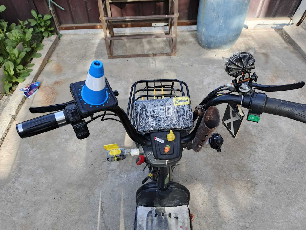 دراجه للبيع
كفاله جديده 
ملف 500
4 نمر
هورن اشاره يمنه يسره
ضوه عالي ناصي 
السعر 265 و بي مجال
الرقم ***********
المكان بغداد البياع الرساله الثانية
