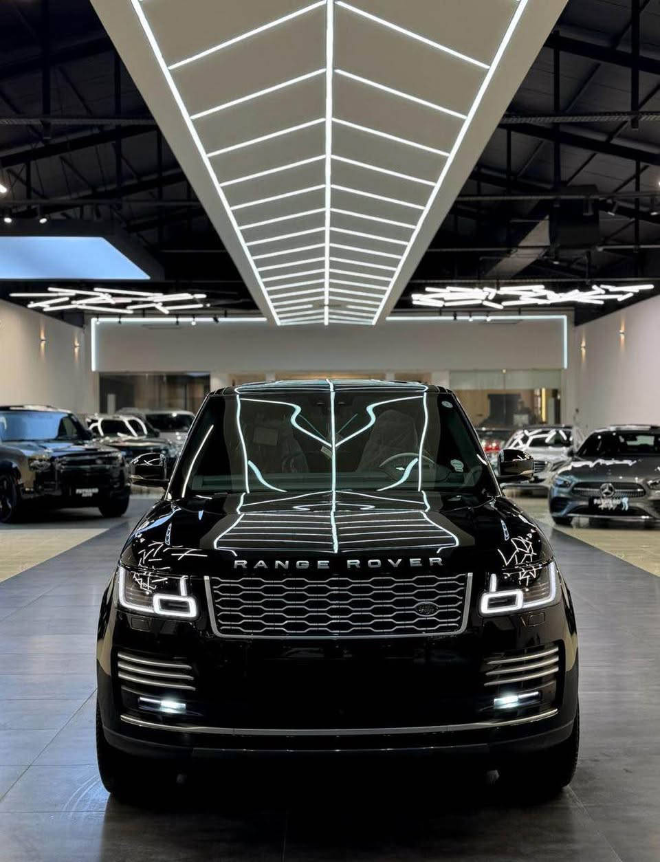 Range rover voge 2020 autobiography 
***********
***********
* دبل (4×4)
* پانۆراما
* دەرگای شفط
* سندوقی کارەبایی 
*حساس 360
* کورسی چەرم، کارەبایی و مێمۆری
* کورسی پێشەوە و دواوە سارد و گەرم
* ماساج بۆ کورسییەکانی پێشەوە
* کلایمەتی 4 ناوچە (سارد و گەرم)
* دەنگی Meridian
* ڕووناکی ناوخۆ (Ambient Light)
* سیستەمی پاراستنی هێڵ
* سیستەمی خاڵی کوێر (Blind Spot)
* ئاوێنەی کارەبایی داخراوە
* سسپێنشنی هەوا (Air Suspension) بۆ بەرز ڕێگاکان گونجاوە أربيل, العراق
