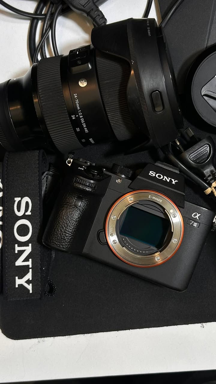 📸 للبيع: باكيج تصوير احترافي متكامل (Sony a7 III + Tamron 35mm f/2.8)
السلام عليكم.. للبيع كاميرا Sony a7 III مع عدسة الفاكسد الممتازة Tamron 35mm f/2.8 Di III OSD، العتاد نظيف جداً وجاهز للشغل مباشرة (فيديو وفوتو).
🔹 مواصفات وتفاصيل العتاد:
 بدي الكاميرا: Sony a7 III (مارك 3) غنية عن التعريف بأدائها في الفيديو والفوكس.
 العدسة: Tamron 35mm f/2.8 - عدسة فاكسد خفيفة الوزن، حادة جداً بالصورة، وممتازة لتصوير الشارع، البورتريه، والـ B-roll.
 النظافة: البدي والعدسة بحالة ممتازة جداً ونظافة تامة، بدون أي شخوط، والمطاط سليم تماماً والسنسور نظيف 100%.
🔹 الملحقات:
 الحزام الأصلي (Sony Strap).
 البطارية الأصلية مع الشاحن والوايرات.
 📍 المكان: كربلاء
 📞 الرقم للتواصل (واتساب أو اتصال): ***********
ملاحظة: البيع للباكيج كامل، والعتاد مفحوص وشغال بشرط النظافة.
