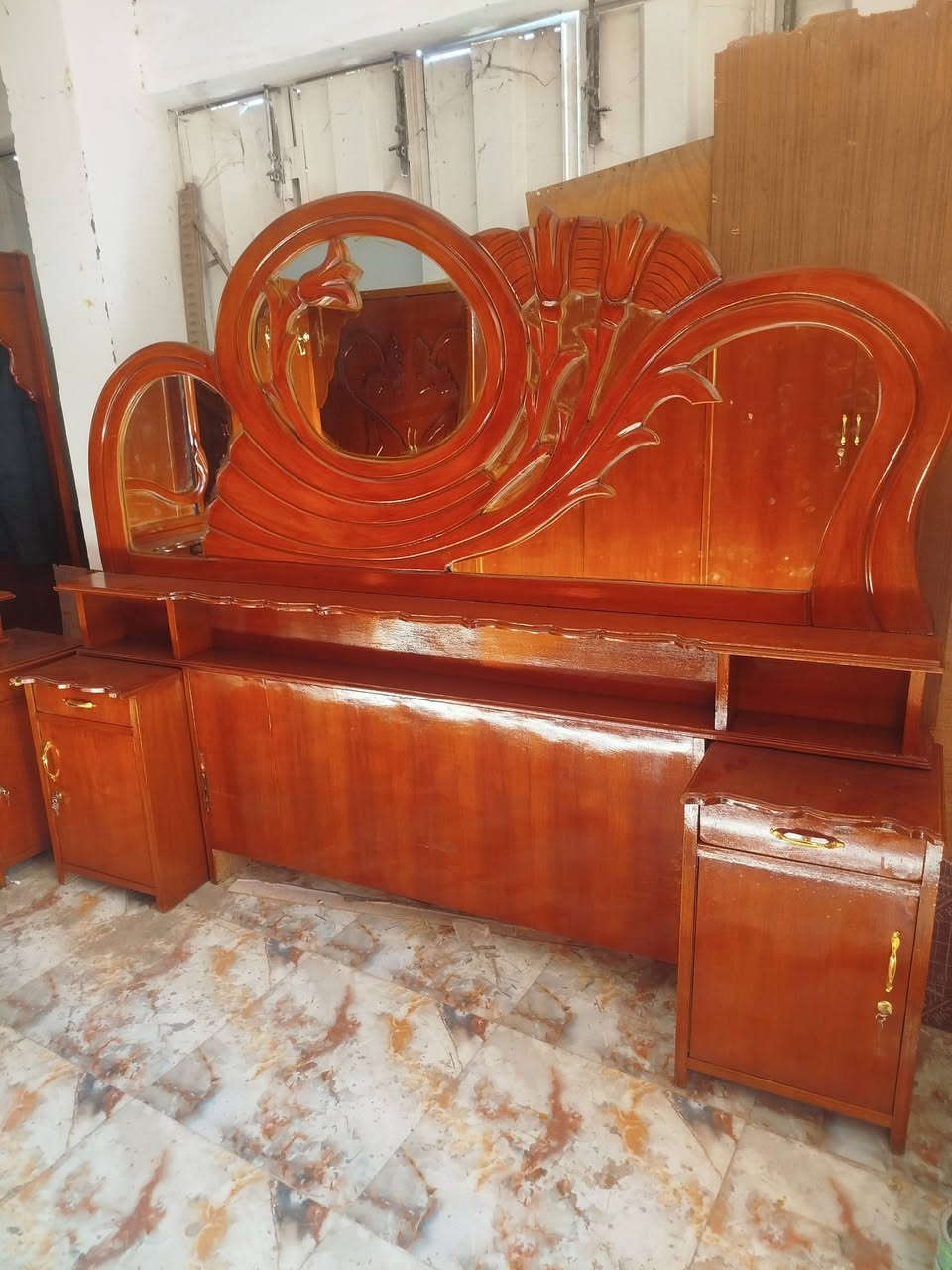 غرفه أم سته مستخدمه للبيع 
العنوان العزه القديمة 
سعر 650 وبي مجال 
***********
