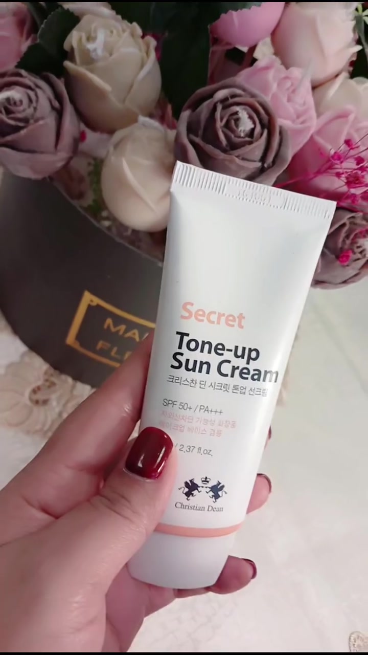 هذا مو واقي شمس... هذا فلتر حماية للبشرة 😍☀️

واقي سكين1004 الكوري Hyalu-Cica SPF50+ PA++++ 
اللي مجنن البنات بالتيك توك 🔥

**مواصفاته باختصار:**
**الحماية**: SPF50+ PA++++ = يحمي من UVA + UVB 100% 
**الملمس**: قوامه سيروم مائي خفيف، يمتص بثانية 
**اللمسة**: صفر تبييض، صفر تكتل، صفر لمعة دهنية ✨

**فوائده:**
1. يحمي من التصبغات والكلف 
2. يرطب بعمق بفضل الهيالورونيك اسيد 
3. يهدئ الاحمرار والتهيج بعشبة سنتيلا مدغشقر 
4. مناسب تحت الميكب، ما يفرول ولا يأكسد 
5. ما يسد المسام = ما يطلع حبوب

**المكونات القوية:**
**Cica سنتيلا اسياتيكا**: تهدئ البشرة وتعالج الاحمرار
**هيالورونيك اسيد**: ترطيب 24 ساعة 
**بيبتايد**: يحافظ على مرونة البشرة

**يناسب يا بشرة؟**
كل انواع البشرة 👌 
بشرة دهنية: خفيف وما يدهن 
بشرة جافة: يرطب وما يقشر 
بشرة حساسة: مهدئ ومابي عطور 
حتى البشرة المعرضة للحبوب تمشي وياها

الخلاصة: اذا تريدين حماية + ترطيب + تهدئة بواقي واحد، هذا هو 👑

السعر 22 الف والتوصيل مجاني


**إذا كنت صاحب هذا الإعلان وتريد حذفه لأي سبب، رجاءا أرسل رسالة إلى الدعم الفني**