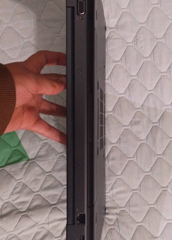 💻 Dell Latitude E6540 - نسخة الأداء العالي (Workstation Style)
إذا كنت تبحث عن جهاز يجمع بين القوة والتحمل، فهذا الإصدار الخاص من Dell هو الخيار الأمثل للمهندسين والمصممين والطلاب.
🚀 المواصفات التقنية الفائقة:
المعالج (CPU): Intel Core i7-4800MQ بلسعة 2.70GHz، معالج فئة MQ (أداء جبار بـ 8 مسارات) يتفوق بمراحل على معالجات الفئة العادية.
الذاكرة (RAM): سعة 16GB DDR3، تضمن لك سلاسة تامة في فتح عشرات البرامج والمتصفحات في وقت واحد.
كرت الشاشة المنفصل (GPU): يحتوي على كرتين شاشة:
AMD Radeon HD 8790M بذاكرة منفصلة 2GB للأعمال الرسومية والألعاب.
Intel HD Graphics 4600 للأعمال المكتبية وتوفير الطاقة.
الهارد (Storage): نوع Samsung SSD 850 PRO سعة 256GB، من أسرع وأفضل أنواع الهاردات عالمياً في الاستجابة.
الشاشة: قياس 15.6 بوصة بدقة Full HD 1080p لألوان واضحة وتفاصيل دقيقة.
🔋 الحالة والملحقات:
البطارية: بحالة جيدة جداً وتدوم لفترة عمل ممتازة.
الشاحن: شاحن الوكالة الأصلي لضمان استقرار الأداء.
الهدايا: حقيبة لابتوب + ماوسين سلكي 
💰 السعر: 375,000 دينار عراقي
📍الموقع بغداد جسر ديالى الساهرون.  و لا يوجد توصيل                                                   للتواصل: عبر الرسائل الخاصة (الخاص مفتوح) رقم واتساب ***********
