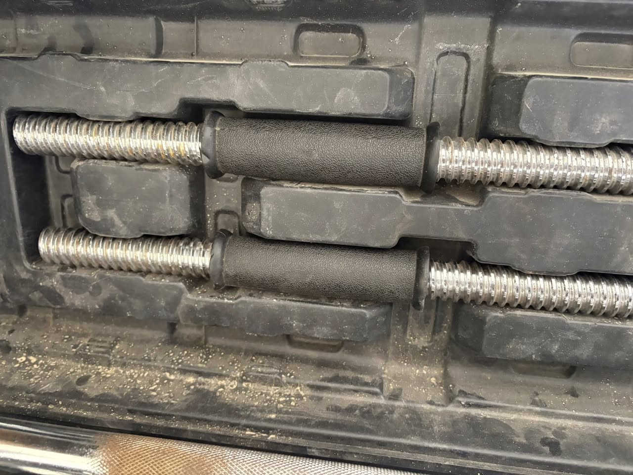 للبيع…..    
جنطة اوزان حديد ٥٠ كيلو          
بيهه شفت بار كبير واحد 
بار دمبلص صغير عدد٢
اوزان من ٥ كيلو الى نص كيلو 
   مكاني بغداد حي العدل 
***********
