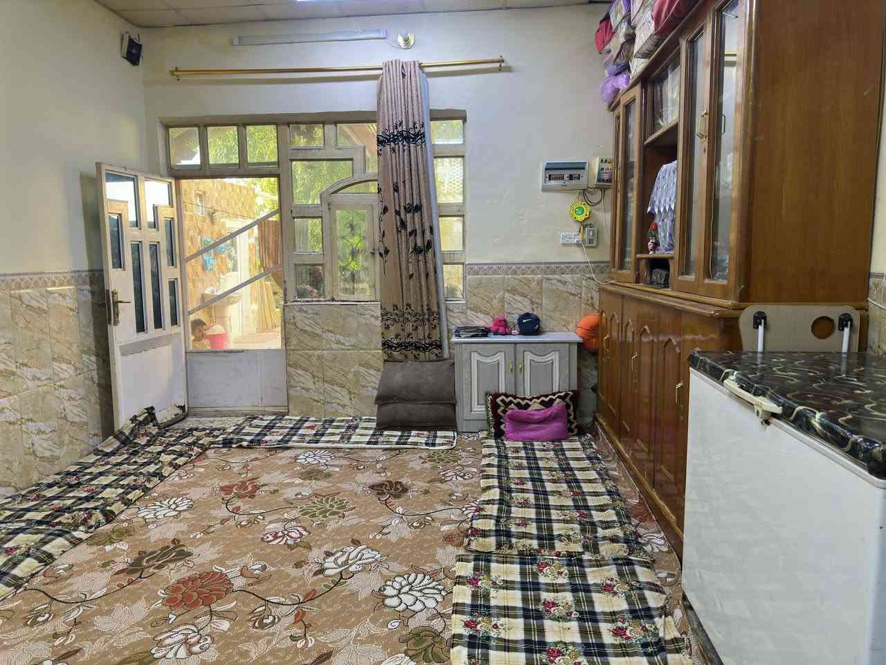 بيت للبيع المساحه ٢٥٠م زراعي يتكون من ثلاثه غرف كبار واستقبال ٧ في ٤ وصاله ٦ في ٥ ومطبخ ٦ في ٤ ومجمع وصحيات عدد ٢ كراج سياره وحديقة البيت نظيف ومرتب المكان كوفه علوة الفحل شارع الزوار قرب مشروع الماء خلف مولدة ماجد الحدراوي السعر ٧٥ اي استفسار الاتصال على ***********
