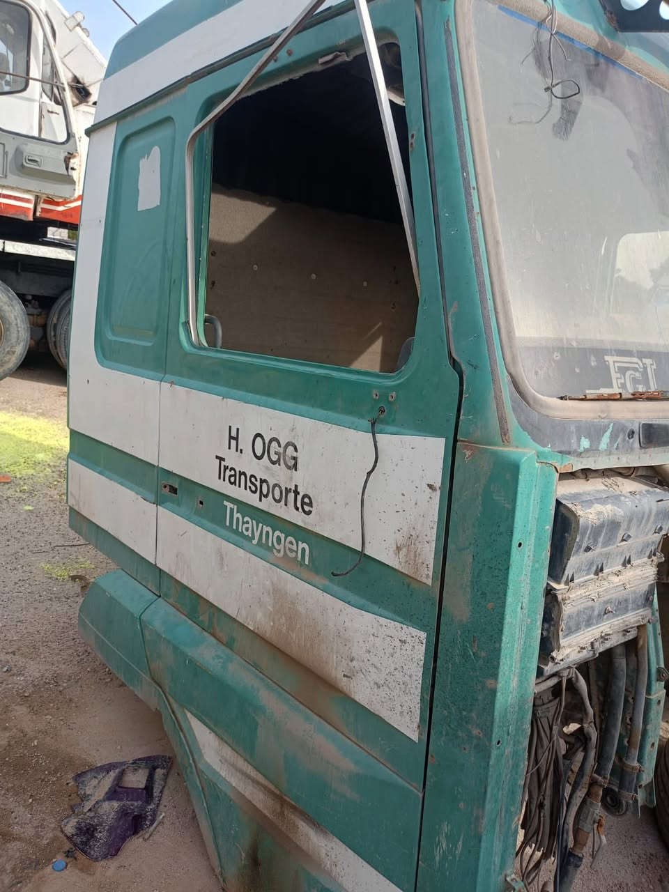 السلام عليكم قماره سكانيا بطه للبيع كامله وجديده غطره صبغ مابيها جسورها جدد ودواخلها كامله ‭٠٧٨٠ ١٢٤ ٩٣٧٧‬
