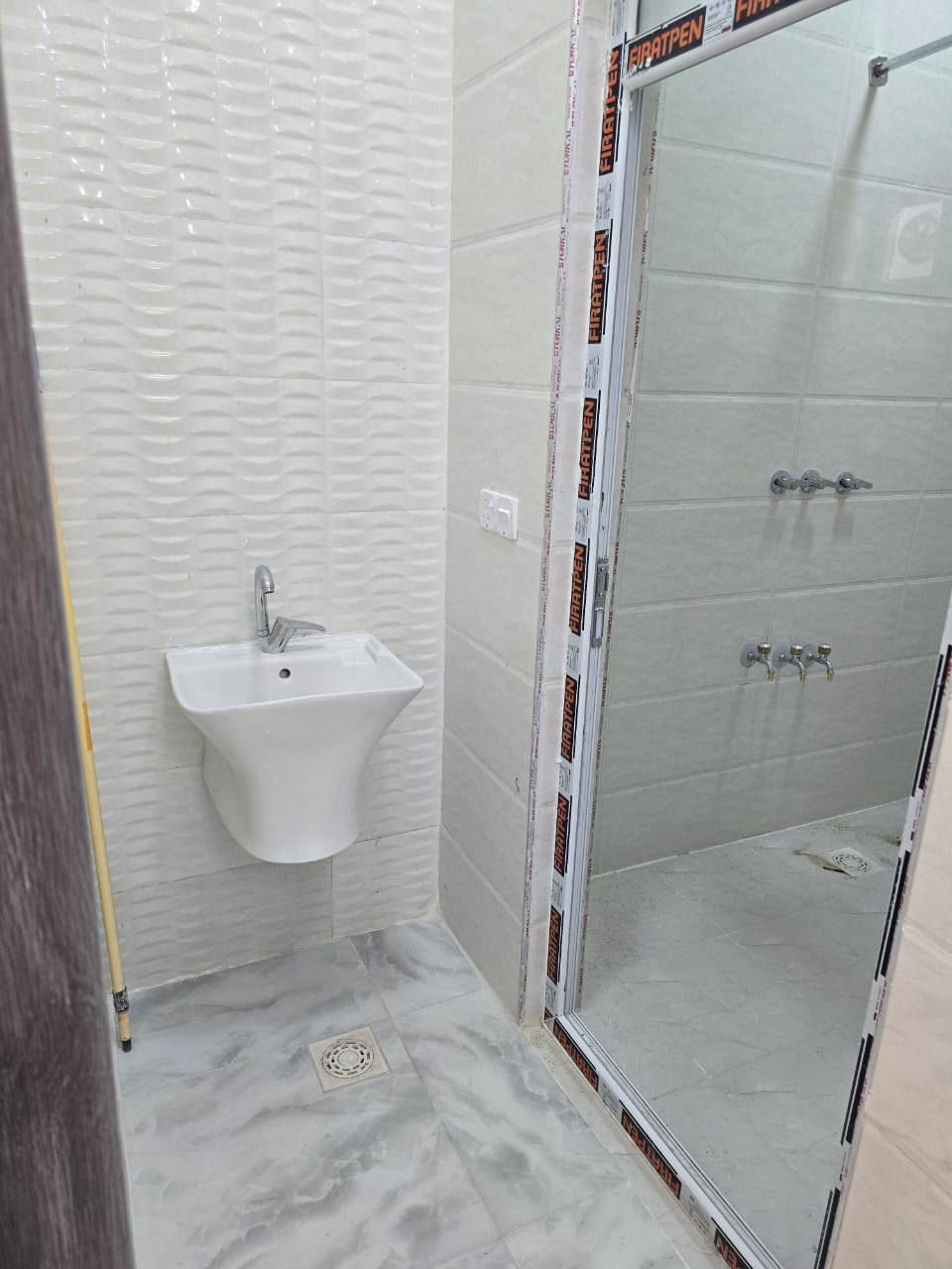 سلام عليكم مشتمل للبيع في حي الأمين منطقة ٢٠ المساحه ١٢٥ غرفتين وصاله واستقبال ومطبخ اوصحيات شغل درجه اولى بناء ٢٠٢٦ شارع ١٥ بسعر جدآ مناسب ١٠٥ مجال بصيط *********** ***********
