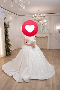 بدلة بنات • مقاس ٣٨/٤٠ • مع طرحة وتاج