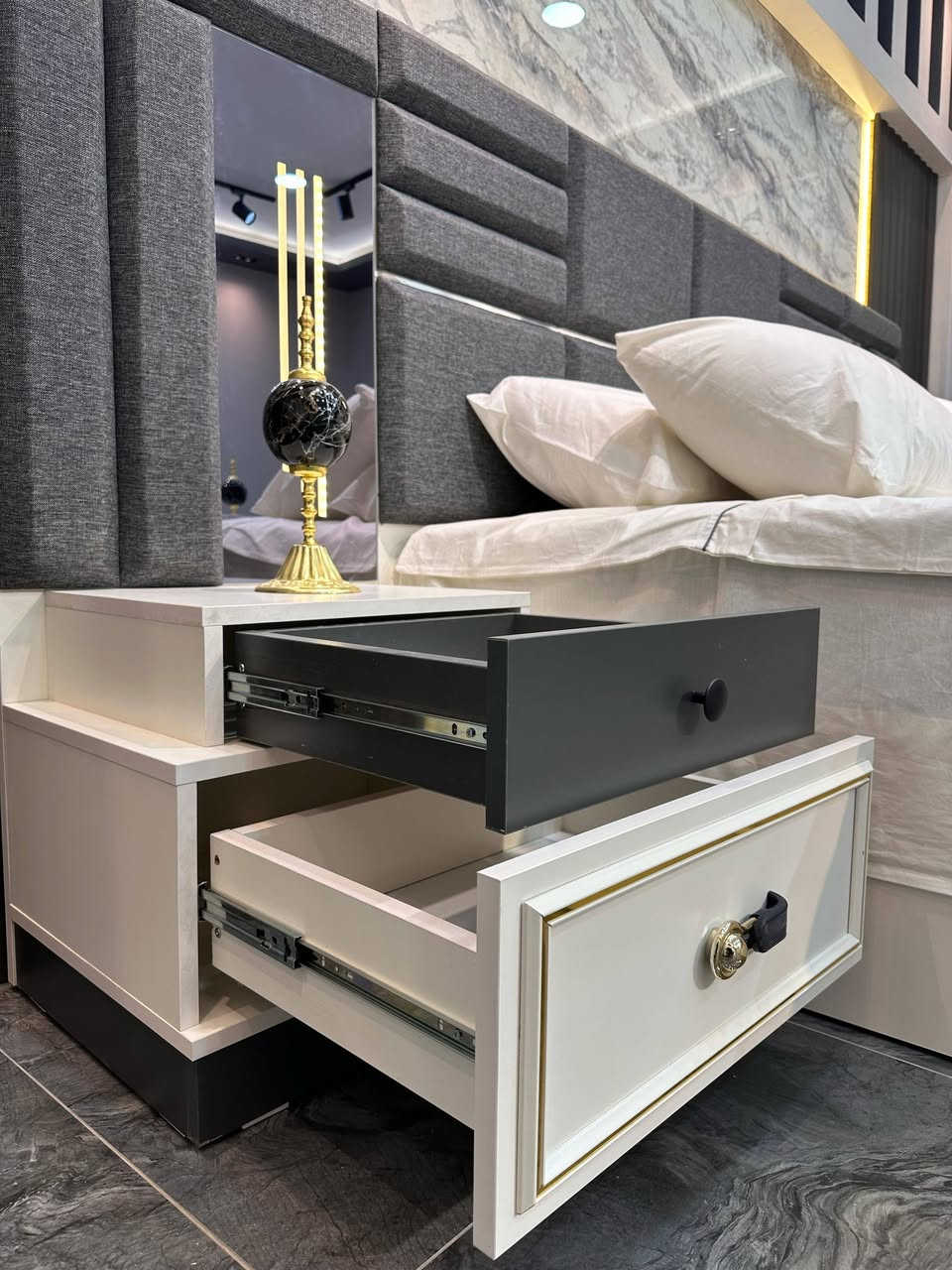 *موديل  أرزو   المودرن*

*10 قطع _ كنتور ملحق 330 متر*
*1- ضهر بلوك*
*2- برغي وچوي حديد*  
*3- سرير  مخزن + مساند تقوية*
*4- ميز تواليت 130*180- ارتفاع السرير 135- كومدي 55*


**إذا كنت صاحب هذا الإعلان وتريد حذفه لأي سبب، رجاءا أرسل رسالة إلى الدعم الفني**