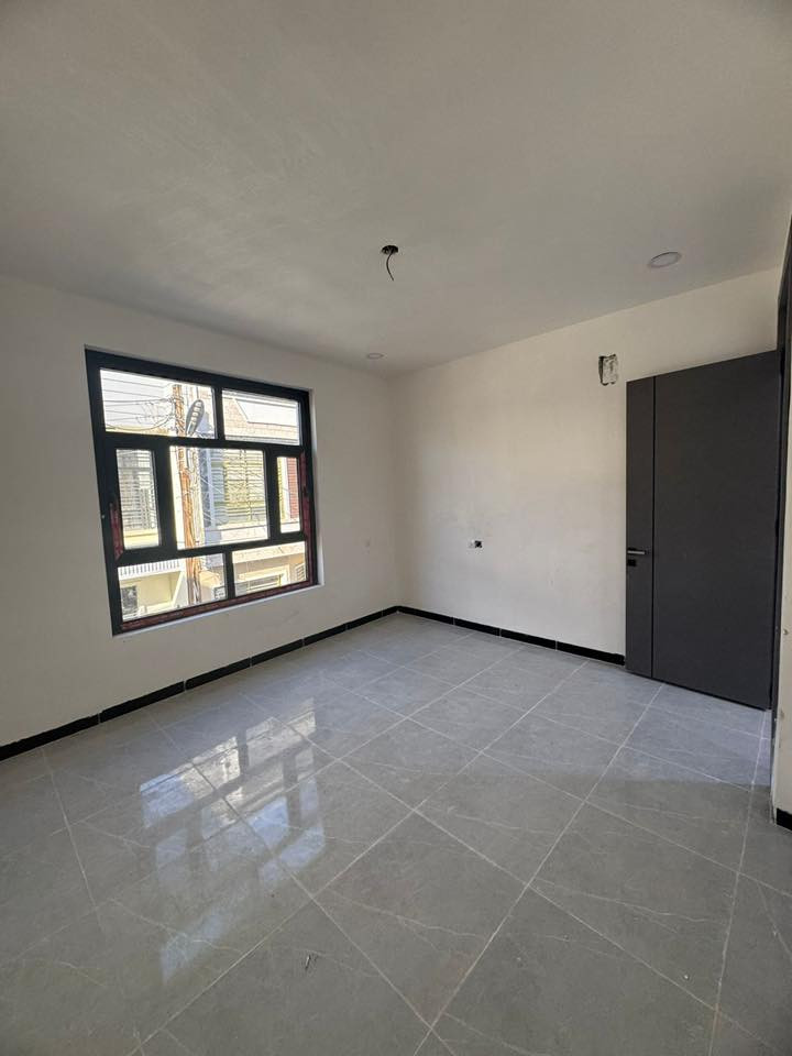 السلام عليكم
بيت للايجار المساحة 54 متر واجة 8 متر طابقين
صالة ومطبخ وصحيات بالطابق الارضي 
غرفتين نوم بالطابق الاول 
البيت ممسكون سابقاً هسه كمل التشطيب وجاهز للسكن 
المكان الدورة شارع الجنابي خلف كلية الفاربي بثلاثة افرع 
للاستفسار الاتصال على الرقم *********** 
سعر الايجار 650
