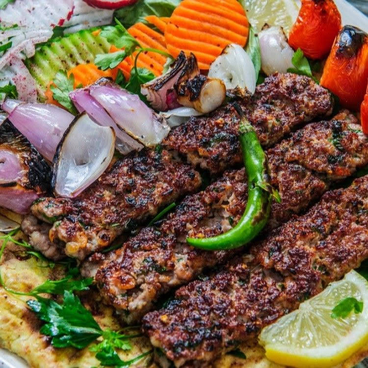 السلام عليكم مطعم كباب فدك يتوفر لدينا كباب غنم ١٦شيش السعر 20الف وكباب لحم كفيل كربلاء ١٦ شيش السعر ١٠ الاف وكباب دجاج عادي ١٦ شيش السعر ١٠  مع طماطه شوي ومقبلات والتوصيل مجاني ارقام التوصيل الاثير *********** لاسيا *********** رقم صاحب المطعم *********** الإسكان مقابيل صيدليت هلا
