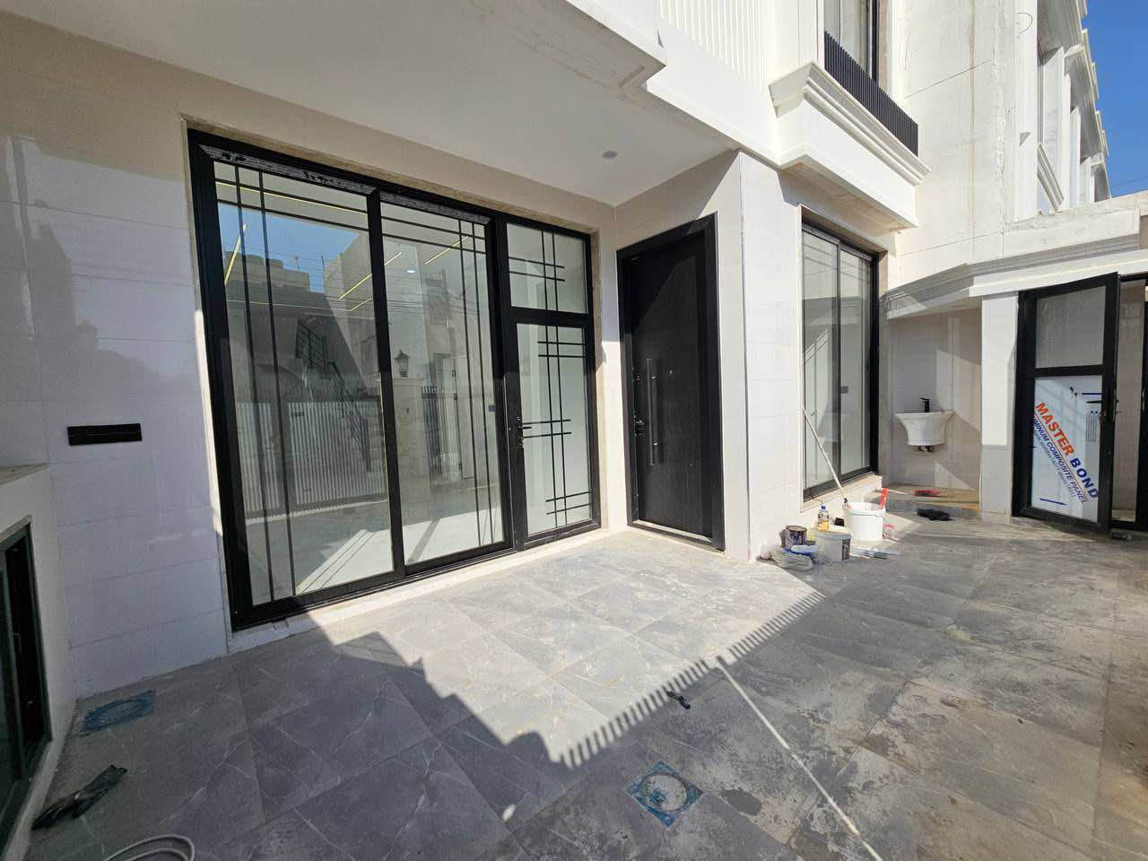 بیت جدید للبیع في منطقة أربیل جدیدة ( هولیري نوي ) 

▫️١٠٠متر    
▫️مربع 
▫️قریب ماونتن ڤیو
▫️٤ نوم 
▫️٣ حمام 
▫️اتجاه قبلە
▫️بیتونە 
▫️زیرو 
▫️زمان سنە 

10 دفاتر و70 ورقه ومجال *********** اندريه أربيل, العراق
