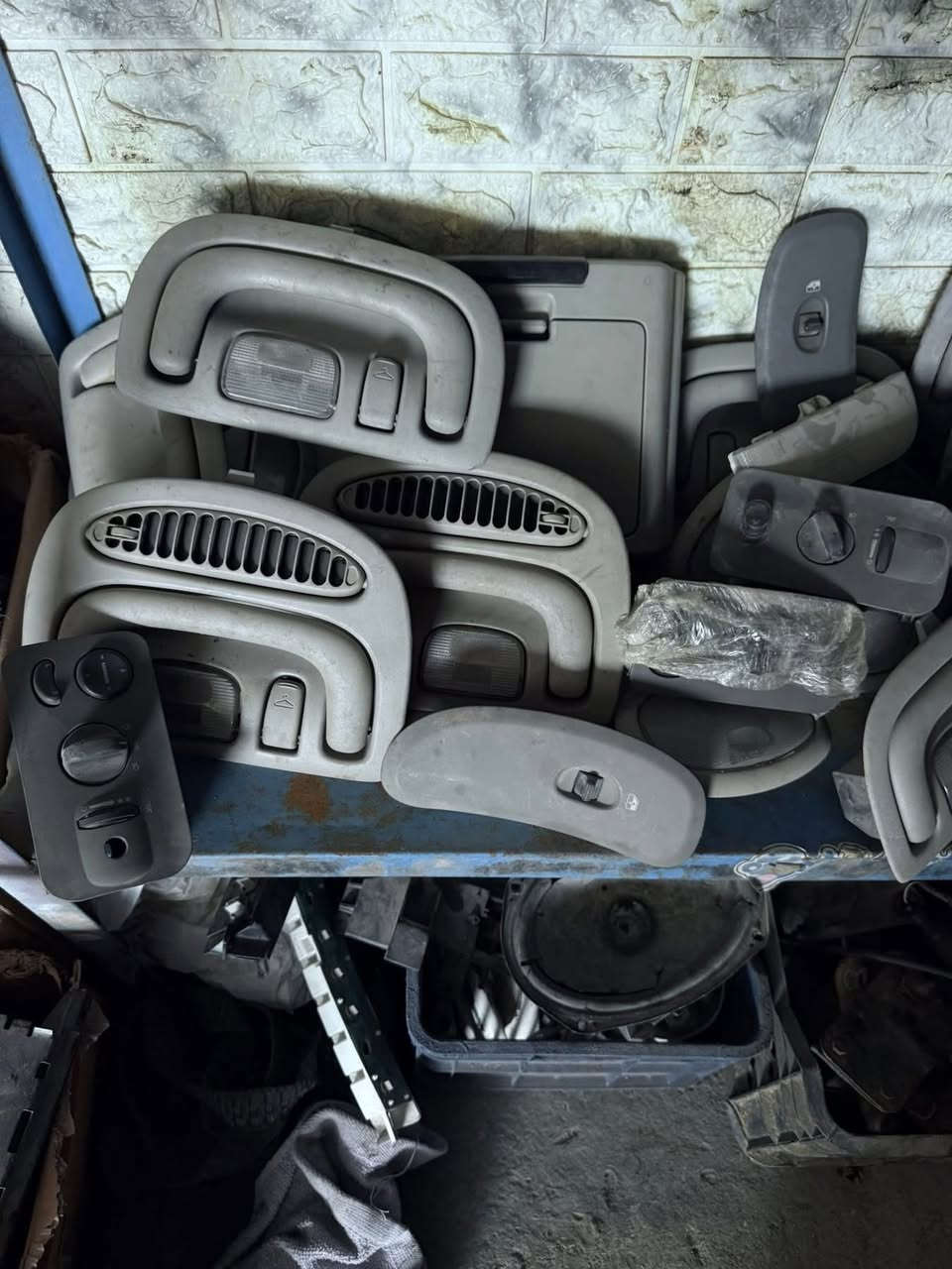 يتوفر حميع ادوات الدوج من موديل 1990 الى موديل 2007 
العنوان بغداد خلف مطحنة الجلبي 
للاستفسار *********** 
***********
