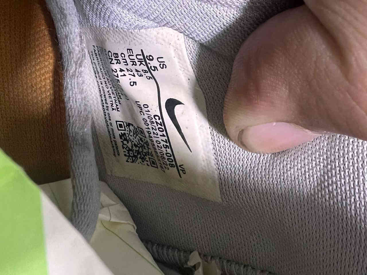 سلام عليكم نايك زوم اصلي  ڤيتنامي شرط ادك الباركود يطلعلك بلموقع ونفس القطعه نضافة مية بل مية وكاله اذا مو وكاله مرجوع يجي بي فتحات تهويه والطركه تجي جلاتين مناسب للصلات للجم قياس 43 طول قدم 27.5 ميلبس أكثر 
###القطعه مستخدمه نضافتهة مية بل مية زلغة مابيهة 
السعر 30 آلف قفل مع توصيل تصير 35 رجائاً 💜💜
عندي مشكله بل خاص راسلني واتساب او علق وأني اطبلك ***********
