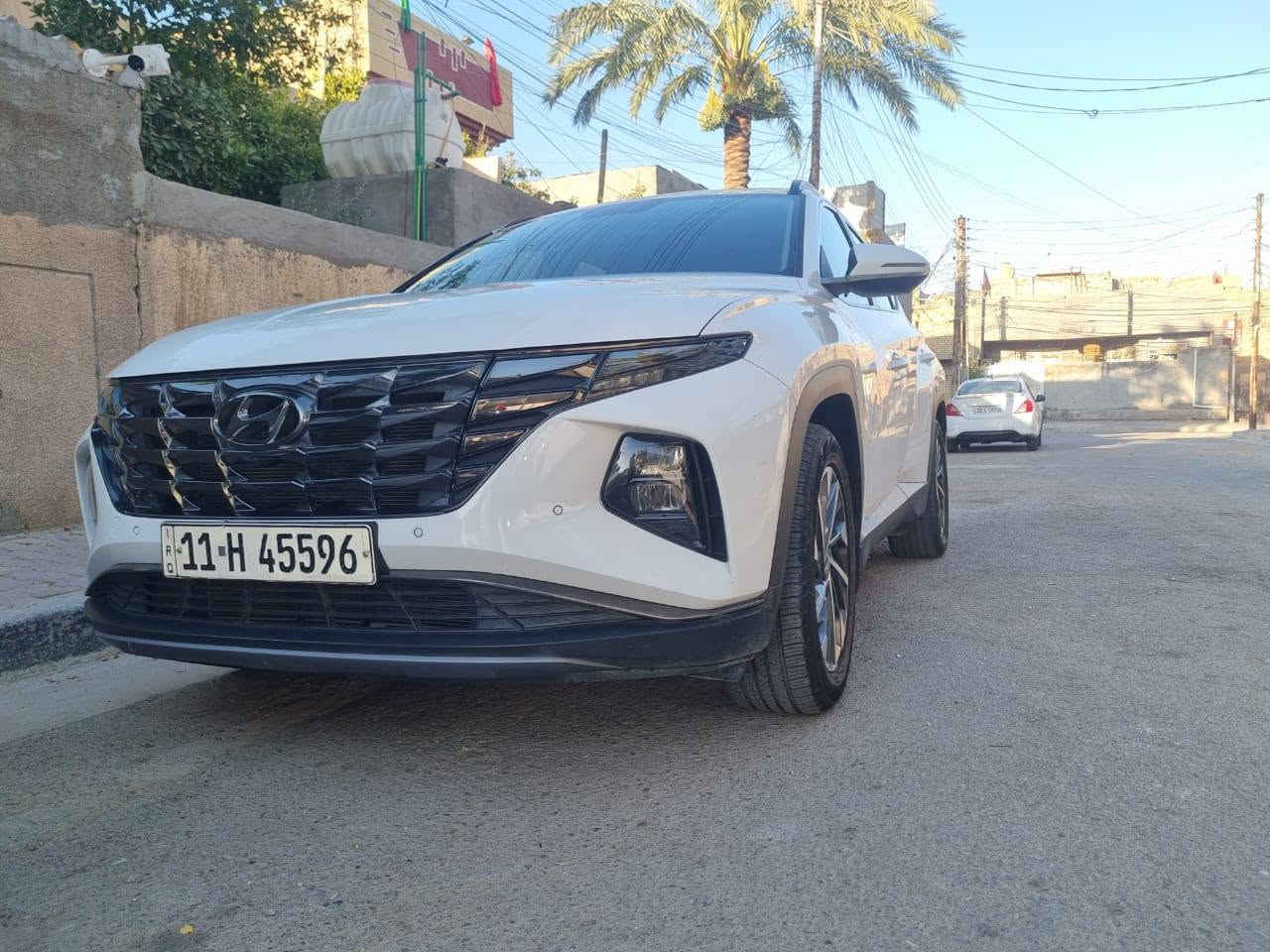 السلام عليكم 
توسان.2020
الشكل الجديد 
فول مواصفات عدا البانوراما 
ماشيه 87 
كراسي كهرباء 
تحكمات ستيرن 
تلث انضمه قياده 
نورمال 
يكو 
سبورت 
كشافات عند الانعطاف 
بردات خلفيه 
وهواي مواصفات 
السياره مكفوله من الضربه والتبديل ولصبغ عدا بارد تلث اصابع بل صندوك 
السياره سعرهة 183 وبيها مجال 
مكان السياره بغداد الحسينيه 
الرقم ***********
