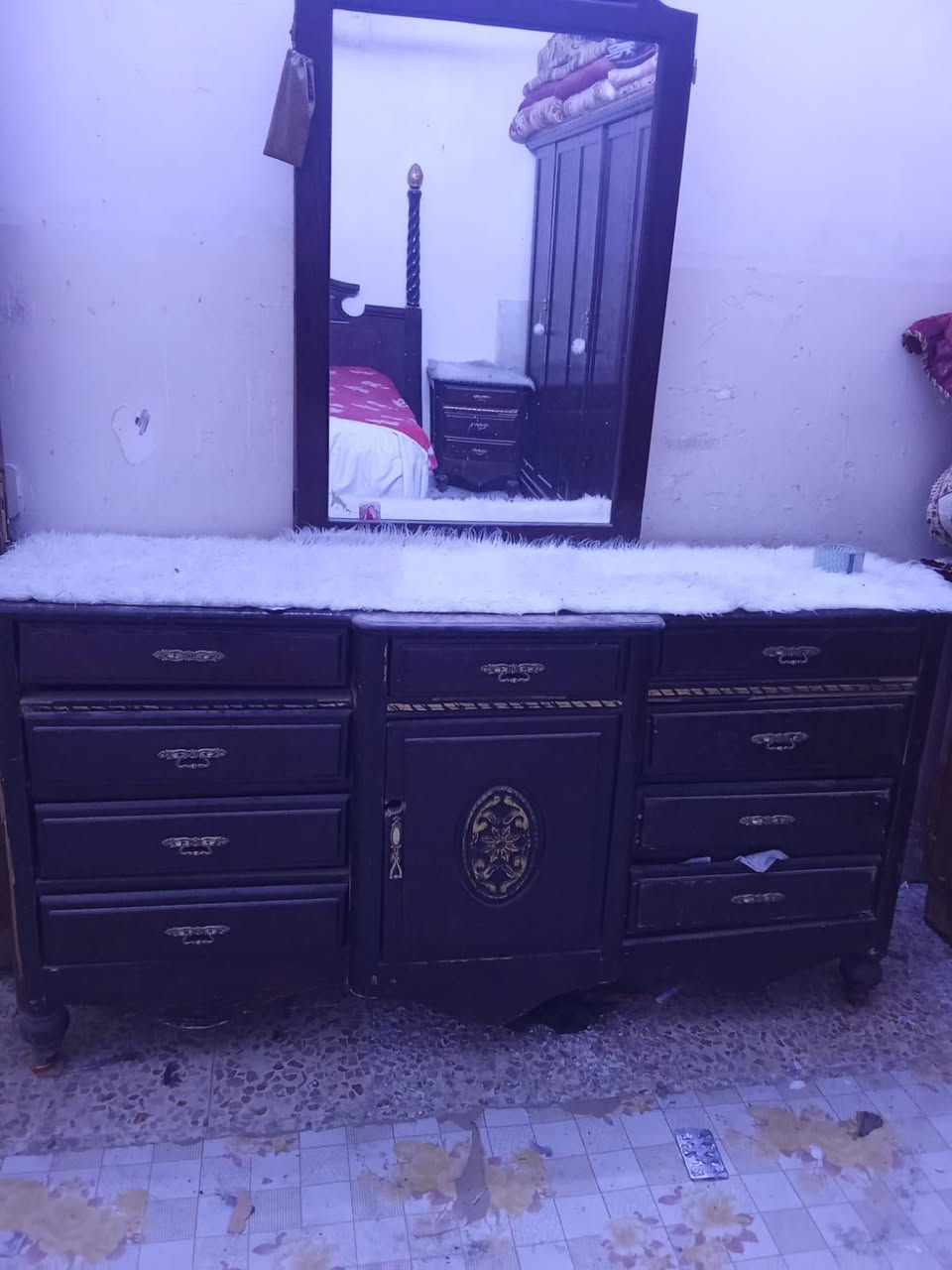 غرفه اخشاب اصليه مع جميع ملحقاتها 
وياها بعد ميز تواليت وكومديات 2
غرفه نصيفه كلش خشبها اصلي ثكيل 
مكاني البصره _ حي الحسين
 0771 290 8427

