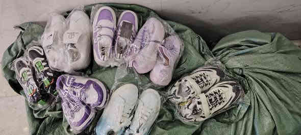 متوفر شلعه احذيه
من قياس 26 إلى ٤٠ جوده عاليه
اسعار مناسبه جداً جداً
***********
