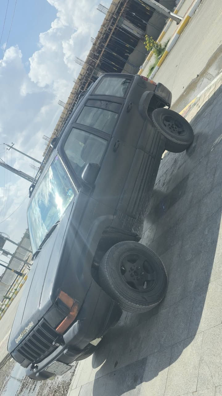 جيب كراند شروكي موديل 1994  رقم نجف  حداديه جديده مكينه خير من الله غرفتهه نضيفه شاشه هونداي  نقص تبريد 
العنوان ناصريه طريق ياحسين  السعر 42 وبيهه مجال  
R  ***********
