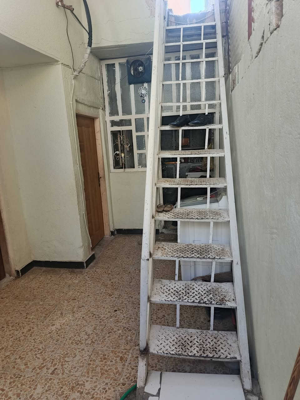 سلام عليكم  بيت للبيع المساحة 73 متر واقع حال ملك صرف في بغداد الشعلة قطاع السابع قرب بانزين خانه يحتوي على غرفة نوم واستقبال ومطبخ وحمام ومخزن في السطح طابق واحد الاستفسار ***********.. ***********
