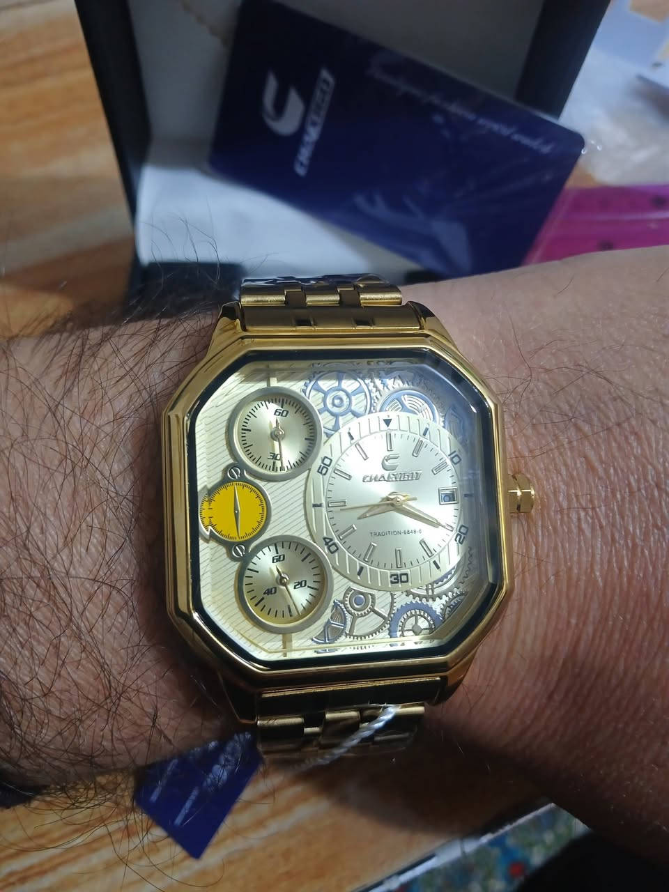 ساعه باله طلعتلي بهذا الشكل جمال واناقه سناتر شغاله كوالتي وزن ثقيل السعر الف التوصيل  27 الف مع علبته الاصليه
تتميز هذه الساعة بتصميم عصري يجمع بين المظهر الميكانيكي (الهيكل المفتوح "skeletal") وحركة الكوارتز الدقيقة. 
أبرز مواصفات الساعة:
نوع الحركة: حركة كوارتز (تعمل بالبطارية) مع ميزة الثواني المتصلة (sweep movement) في بعض الإصدارات.
التصميم: هيكل مربع الشكل بقطر حوالي 41 مم.
المميزات:
عرض التاريخ.
ميناء يحتوي على مناطق زمنية متعددة أو عدادات إضافية (سنتات) تعمل بشكل كامل.
مقاومة للماء للاستخدام اليومي البسيط (مثل الرذاذ).
سوار من الستانلس ستيل (الفولاذ المقاوم للصدأ) المطلي باللون الذهبي
.


**إذا كنت صاحب هذا الإعلان وتريد حذفه لأي سبب، رجاءا أرسل رسالة إلى الدعم الفني**