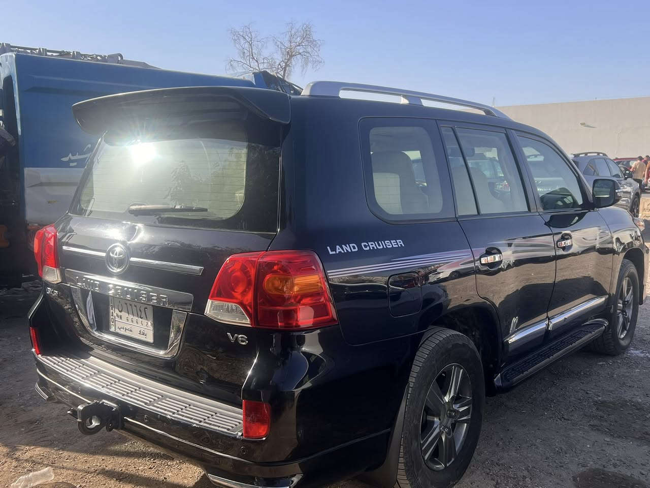 السلام عليكم ورحمة الله 
سيارة تويوتا لاندكروزر 2013 للبيع فقط
اللون اسود 
‏Gx.r  v6
179,000km
فول مواصفات بريم
اخوان ما يحتاج اذكر مواصفاته لان معروفة فول مواصفات 
السيارة كفالة عامة فقط بارد بالباب الخلفي عكس السايق 
ورصعة بالباب الصندوق 
رقم بغداد باسمي الشخصي 
عنواني بغداد 
للاستفسار اكثر
***********
***********
