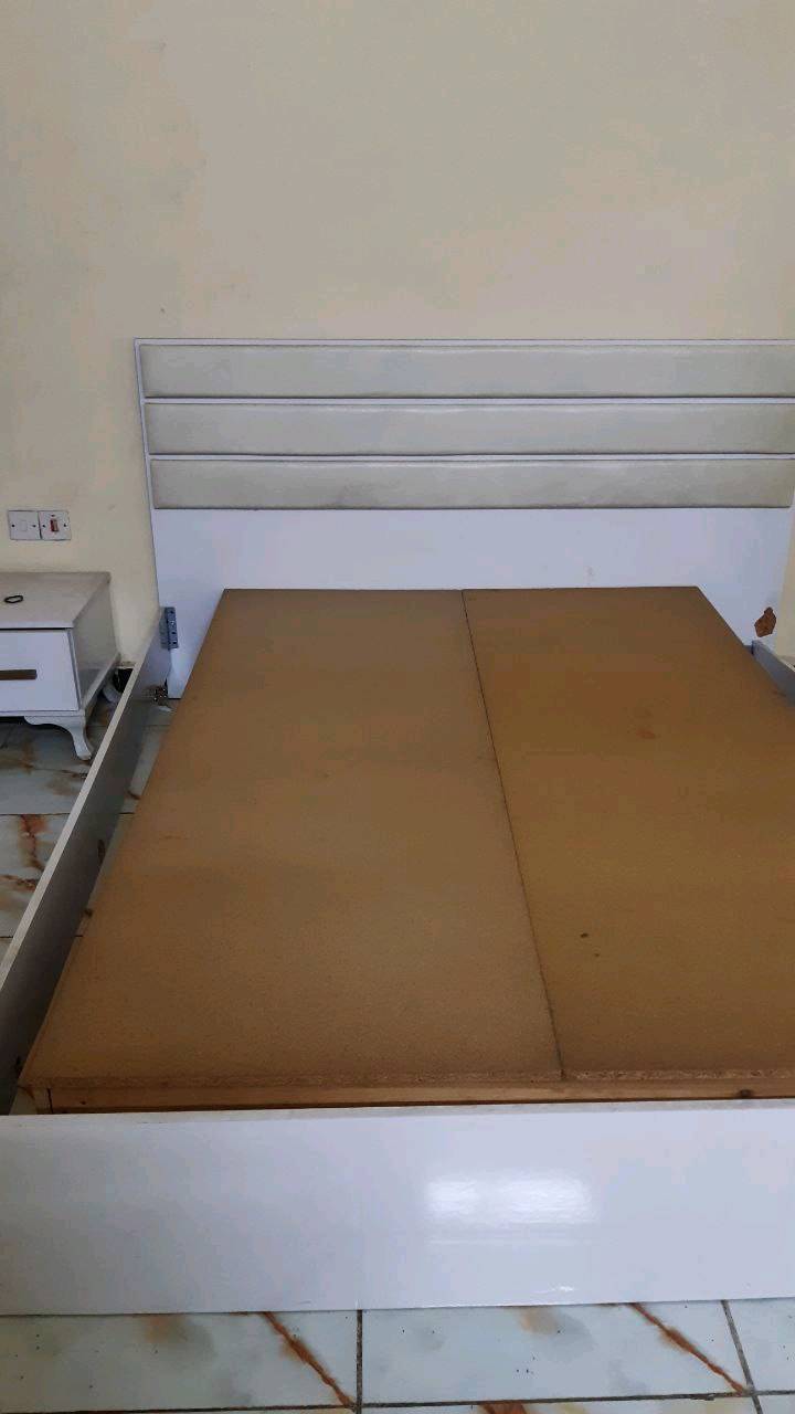 غرفة نوم متكاملة للبيع، تتضمن سرير مريح بخامة متينة، وكبت واسع بتصميم أنيق مع تفاصيل خشبية، بالإضافة إلى تواليت عملي مع مرآة كبيرة ورفوف للتخزين. هذه المجموعة مثالية لأي بيت يبحث عن الأناقة والجودة. الغرفة تعتبر حالة جيدة جدًا ومناسبة للإستخدام المباشر.