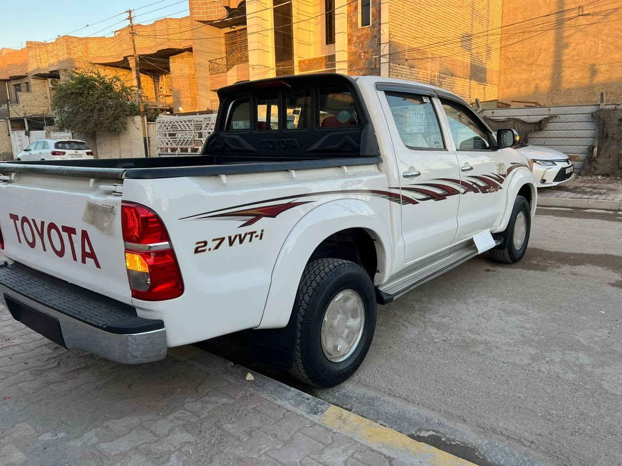 هايلوكس موديل 2014 من نوادر مخزنه سياره جديده خلاص اصل سعودي فول مكفوله كفاله عامه من ضربه وصبغ وتبديل وشخوط وبارد شرط السونار
كويتي  اصلي فول مواصفات 
ماشيه 78 الف حقيقي سبير منازل 
كير اوتوماتيك
داخل لونين ماروني
كشافات ضبابيه
فورويل دفع رباعي 4X4
تخم تاير شركة محرك كير ما مفتوح صدر بوضع الشركة 
كامله للاخير 
مابيها اي نقص حتى سيرفس كامل مدخليها 
رقم بصره دولي بأسمي 
سنويه جديده 
السعر 239 ورقه امريكي سعره مناسب جداً
مكان السيارة بغداد 
للاستفسار اتصل ***********
واسف على الاطاله
