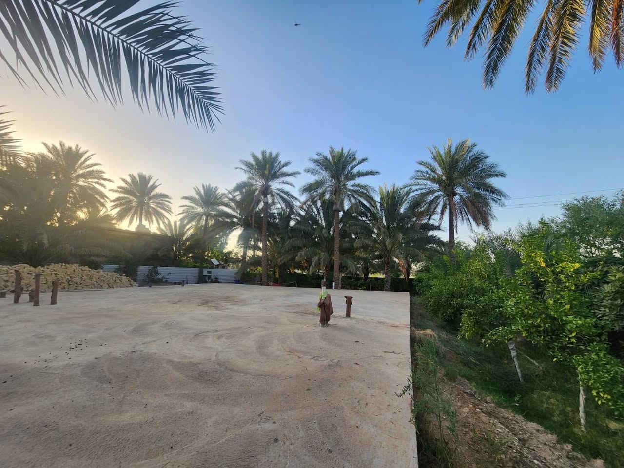 سلام عليكم ارض زراعي  على طريق كربلا طويريج مجاور للمعهد الفني  مطله على ٣مدارس ابتدائيه متوسطه اعدادي خدمات المساحه دونم على أربع شوارع
طابو زراعي بيهه بستان وتكدر سويهه مزرعه مكان يخبل  تحتوي على رفت بمساحه ٣٠٠متر  للتواصل، ***********
