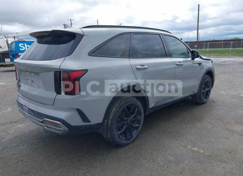 كيا سورنتو 2022 فئة X-Line Prestige وارد أمريكي ، وتأتي بمحرك 4 سلندر تيربو 2.5 لتر مع نظام دفع رباعي (AWD) قياسي، ومواصفات فل كامل تشمل فتحة بانورامية، شاشة كبيرة، كاميرات ، رادارات ، كشنات جلدية (تدفئة )، تشغيل بصمة عن بعد، ومساعدات قيادة متقدمة (رادار، قيادة ذاتية)، بالإضافة إلى صندوق كهربائي وشحن لاسلكي، وتتوفر بسبعة مقاعد vip
ناقل الحركة: أوتوماتيكي 8 ، نظام الرجوع للمسار، توقف ذاتي ،  مثبت سرعة ذكي، حساسات خلفية.
الميزات الإضافية: فتحة سقف بانورامية، باب صندوق خلفي 
كهربائي، تكييف منفصل أمامي وخلفي.  رقم السيارة اربيل  حادث السيارةكلين 
الرقم *********** 
السعر 245 بي مجال
