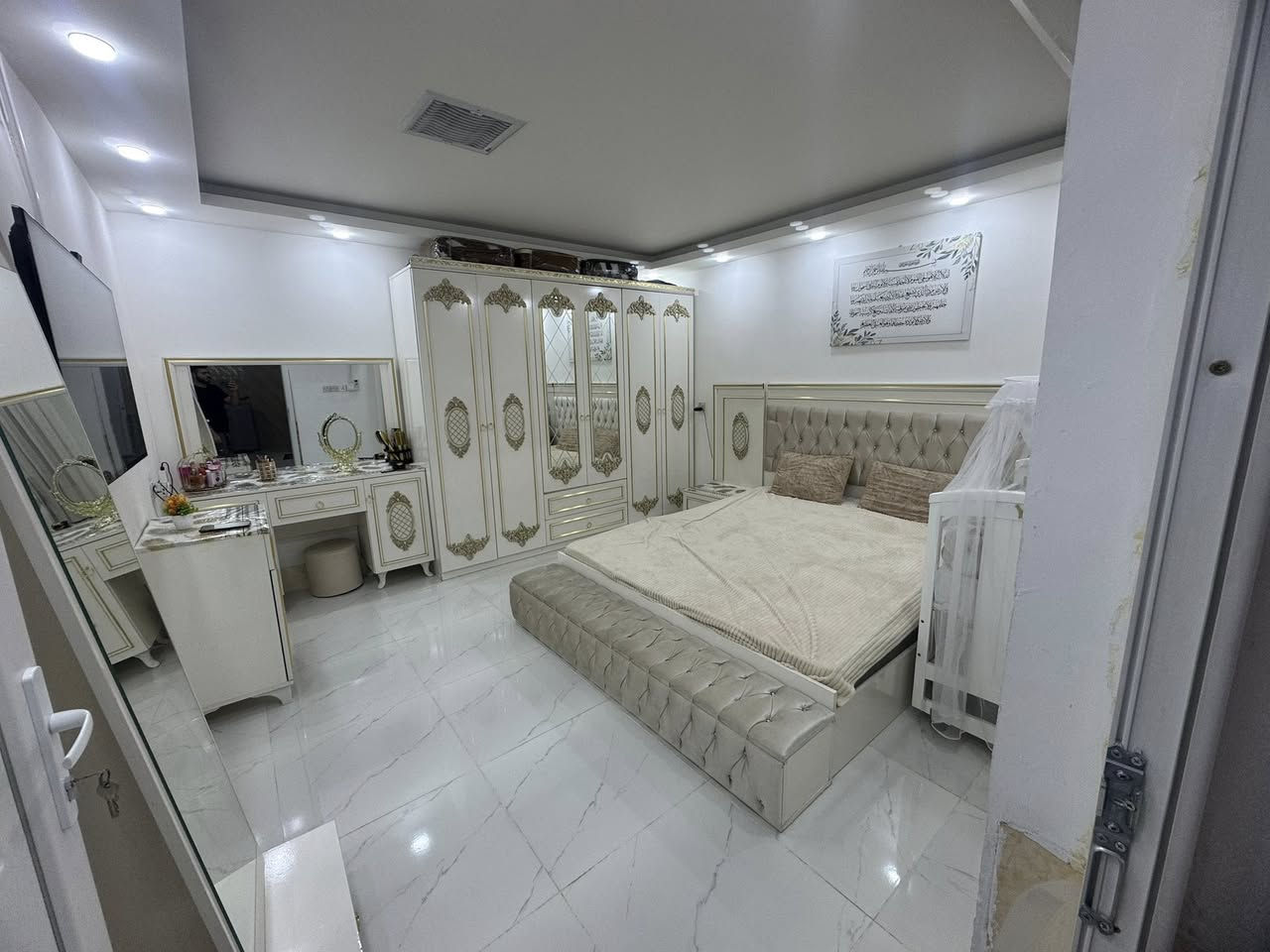 سڵاو تاقم ئێڵ و تاقم نوستنی ٩ پارچە بۆ فرۆشتنی خێرا
تاقم قەنەفەی ئێڵ ١٠ نەفەری  لەگەڵ سەرقەنەفە ڕەشەكەی

بێ دڕاو بێ  سوتاوی  بێ شكانی دار بێ تەپینی ئیسفنج

ئیسفنجی ١٠ سانتیم مومەیەز ئەوەل  لەگەڵ ٤ گۆشە بێ تەپڵەك

١ساڵ و نیوە كڕاوە

{نرخی 200 هەزار قفڵی}

تاقم نوستنەكە ٩ پارچەی

 توركی

پێكهاتوە لە 

١كانتۆرێكی ٦ تاك

١ مێز تەوالێت

١ ئاوێنەی درێژ

١ سیسەم و ئیسفنجی لەگەل هەدێیە

٢ كۆمۆدی ئەملاو لای سیسەم كە گڵۆپی لیدی هەیە

١ بەر سیسەم

١ مێزی تاك

١ شوێن دانیشتنی مێز تەوالێت

ڕەسمی هەموویان دانراوە

{سعری قفڵی ٥٠٠ هەزار}

شوێن سلێمانی ئیبراهیم احمد


**إذا كنت صاحب هذا الإعلان وتريد حذفه لأي سبب، رجاءا أرسل رسالة إلى الدعم الفني**