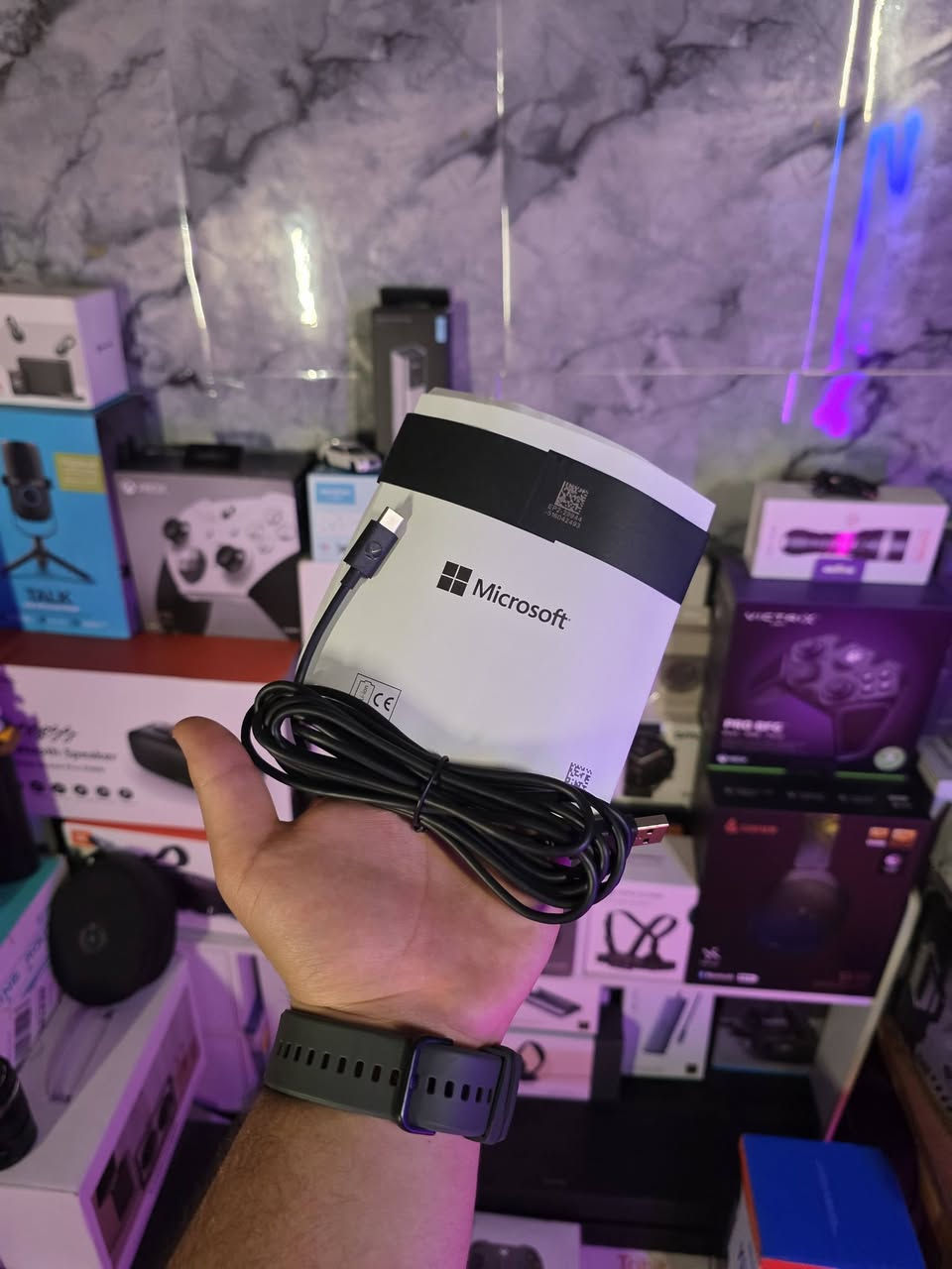 🎮 Xbox Wireless Controller 🖤💚

وحدة تحكم أصلية من Xbox صُممت لتقدم دقة استجابة عالية، راحة مثالية، وتجربة لعب احترافية تليق بعشاق الجيمينگ الحقيقي. 🔥✨

⚡ تصميم Ergonomic مريح لجلسات اللعب الطويلة
🎯 أزرار محسنة + Hybrid D-Pad لتحكم أسرع ودقة أعلى
📡 دعم Wireless + USB-C لاتصال ثابت واستجابة فورية
🎮 متوافق مع Xbox Series X|S / Xbox One / PC / Mobile
🔋 كفاءة طاقة ممتازة تمنح ساعات لعب طويلة
✨ جودة تصنيع Premium Original بخامات قوية وعمر استخدام طويل

🆕 القطعة مستعملة بحالة ممتازة — نظافة 100% مثل موضح بالصور 💎

💎 Xbox Controller
مو مجرد كنترولر… قطعة أصلية تمنحك إحساس اللعب الحقيقي بمستوى النخبة. 🖤🔥

✨ الأسعار تجدونها داخل القناة 
📲 رابط التليكرام مثبت بالصفحة | أو عبر الخاص مباشرة…📩


**إذا كنت صاحب هذا الإعلان وتريد حذفه لأي سبب، رجاءا أرسل رسالة إلى الدعم الفني**