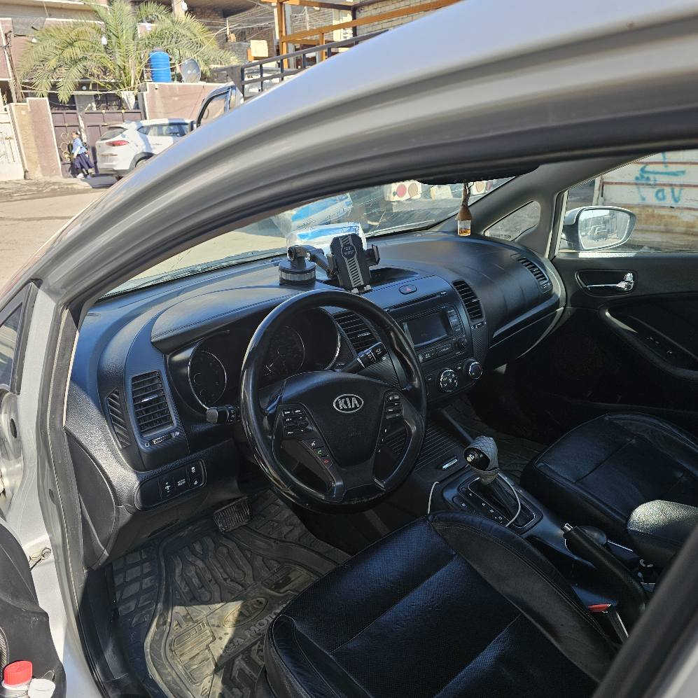 سلام عليكم 
فورتي امريكي موديل 16السياره فول 
المحرك gdi
 موصفاتها فتحه وبصمه 
وتبريد تدفئه كشنات 
تحكم كهربائي 
بيها ملاحضات بسيطه 
السعر 100وبيها مجال بسيط 
سونارها موجود 
حادثها جاملغ وبنيد مبدل 
الشراي يتصل ***********
رقمي السياره بسمي شرط التحويل بغداد, العراق
