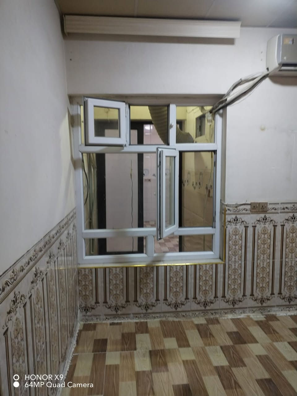 اعلان للايجار بيت مساحة 100متر طابق واحد غرفة نوم واستقبال ومطبخ وصحيات درج خارجي وكراج العنوان كركوك قادسسه ثانيه قرب شارع أبو وليد المضمد للاستفسار اتصل بل رقم ***********
