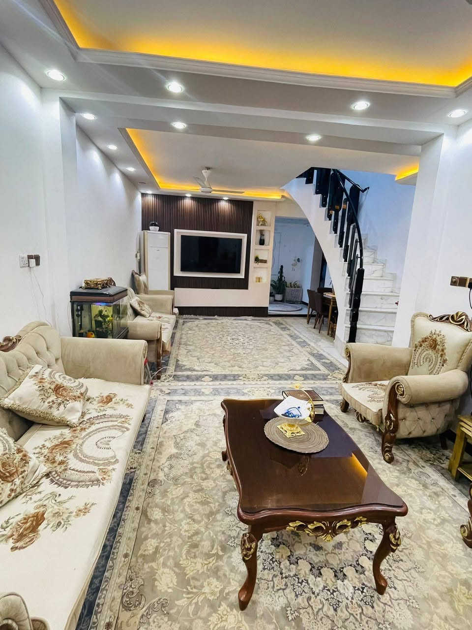 🏠 دار تجاري للبيع او المراوس
📍 الموقع: الكرامة (الشارع لمشجر) 
(قرب مكتب سيد ياسر )
✨ المواصفات:
▫️ المساحة: 100م الواجه 9 م 
▫️طابو ملك صرف 
 
▫️طابقين
 ...................... 
🔹محتويات الدار : 
_ 3 غرف نوم
_ مطبخ
_ صاله
_ هول 
_ صحيات
...................................
📞 للاستفسار والمعاينة: 
الاتصال على الارقام :
***********☎️ واتساب
