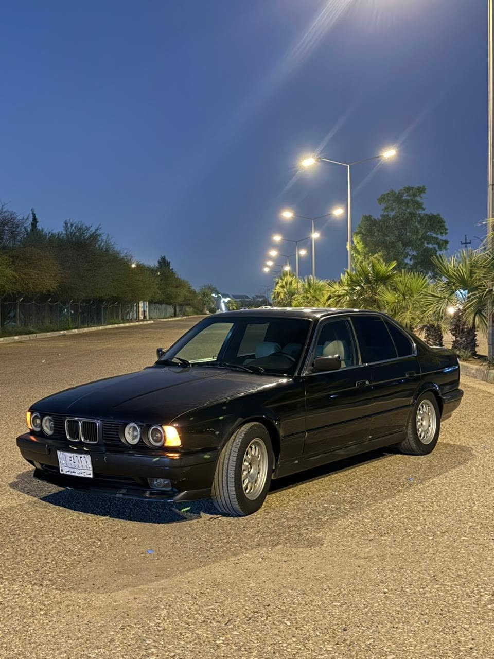 السـلام عليكم .
‏BMW 520
1993
كيـر عادي 
رقم صلاح الدين مشروع 
عليها دعاميات M مرايات جانيه 95 
دوسات M لايتات سوار 
صدر امامي خلفي جدد بلكامل 
تايرات جدد 
صبغ جديد 
سياره نضيفيه بدون مصرف 
سعر : 40
***********
