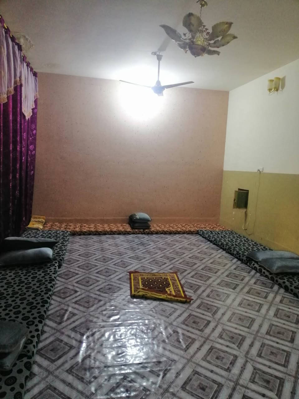 بيت للبيع طابو صرف في الفلوجه حي جبيل قرب مدرسة الهمام شارع ٢٠ طابق واحد بناء بلوك حديث المساحه ٢٦٠ متر يحتوي على غرفه النوم عدد 2 وصاله ومطبخ ستقبال صحيات داخلية و خارجية السعر ١٢٠ مليون وبي مجال بسيط للاستفسار مراجعة مكتب القمه للعقار او الاتصال على الأرقام التاليه *********** ***********
