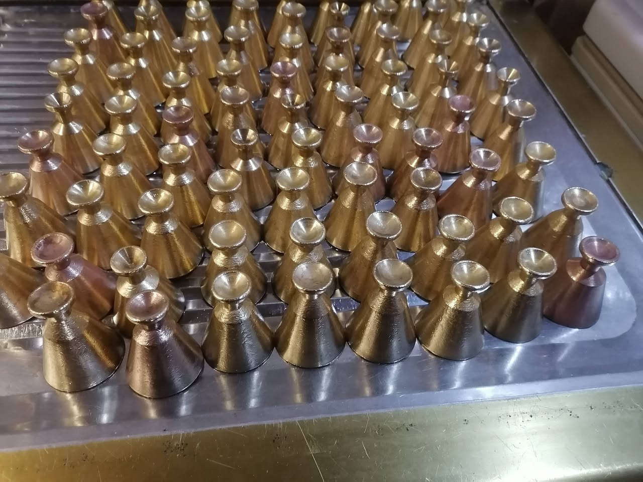 سلام عليكم للبيع صينيه  ٧ تخم مع تلفزيون مع كراسي حديد٣رقمي 7710699173 0
