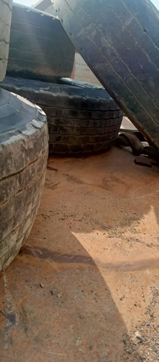 السلام عليكم تايرات ياباني حجم ثمانيه***********
