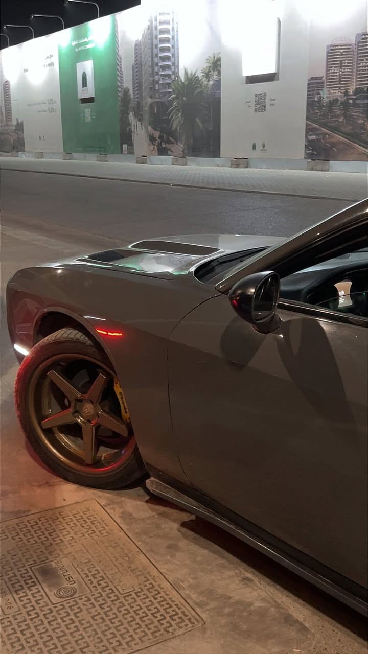 دوج جالنجر موديل 2018 SXT.
المراصفات 
المحركV6
الشاشة وسط كار بلي
كشن جلد احمر
تحكمات بل كشن
كفر دركة SRT
تحكمات كاملة بل استيرن

الاظافات 
دوسات SRT
دفيوزر 
تكساس ابيض دبل خط
بلكات ريسنك 
دعاميه SRT
بنيد SRT
لحيه SRT
ويل قياس 20روهانه اخر اصدار الون برونزي اصل بدون صبغ
عدسات متغيره تطبيق خاص بيها اكثر من ١٠٠وضعية
السياره عليها اكزوز ووسطيات من شركة HTنغمه جدا لطيفها وايضا موجود الاكزوز البلاد
السيارة صبغ عام فقط مراوس بكورلا فقططط

0 781 704 5137
