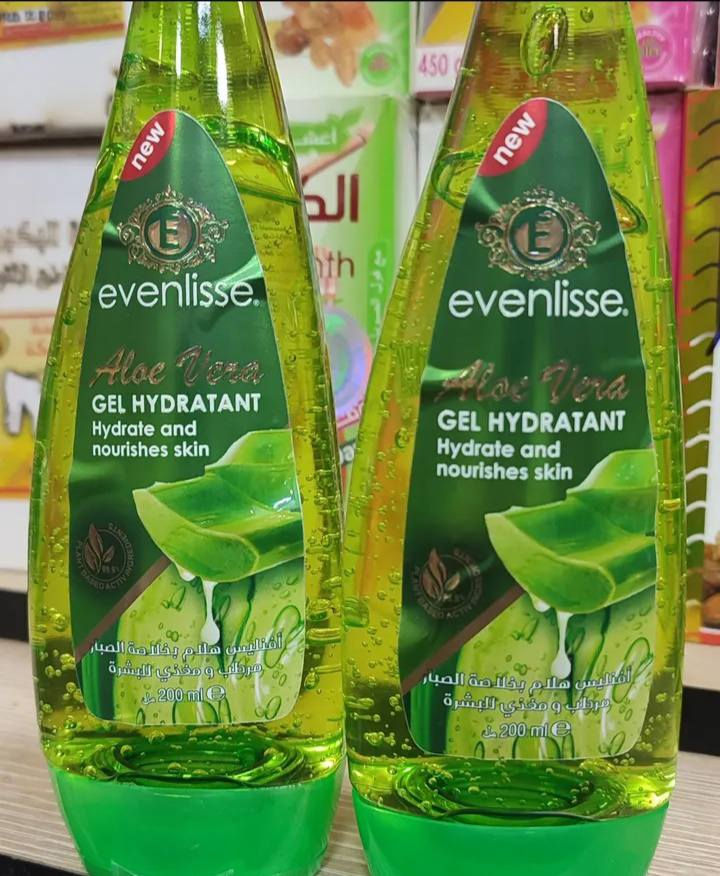 يُعتبر جل الصبار (Aloe Vera) من المنتجات المتعددة الاستخدامات، وتتمثل فوائد هذا المنتج بالتحديد فيما يلي:
فوائد البشرة والوجه
ترطيب عميق: يعمل كمرطب فعال للبشرة الجافة دون ترك ملمس دهني، مما يجعله مناسباً لجميع أنواع البشرة [5, 9].
تغذية البشرة: يحتوي على عناصر مغذية تساعد في الحفاظ على حيوية الجلد وإشراقه [3, 9].
تهدئة التهيج: يساعد في تهدئة البشرة المتهيجة أو المحمرة، خاصة بعد التعرض لأشعة الشمس أو بعد إزالة الشعر [1, 5, 9].
تحسين المرونة: يساهم في زيادة مرونة الجلد، مما يمنحه مظهراً أكثر نعومة وشباباً [9].
فوائد أخرى
العناية بالشعر: يمكن استخدامه كقناع مرطب للشعر للمساعدة في تقليل التقصف وزيادة اللمعان [13, 19].
العناية بالأيدي والقدمين: يُستخدم لتنعيم المناطق الخشنة وترطيب اليدين المتضررتين من الجفاف [7].


**إذا كنت صاحب هذا الإعلان وتريد حذفه لأي سبب، رجاءا أرسل رسالة إلى الدعم الفني**