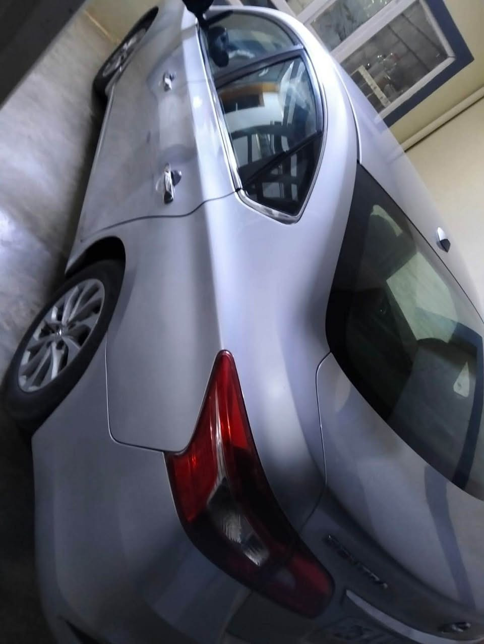 السلام عليكم سنترا 2019 رقم كركوك مشروع وطني 
بيها بطاقه بانزين لون سلفر السيارة بيها جاملغ الخلفي جهة السكن كلير من امريكا والهلال الخلفي جهة السايق بي طخة خفيفة ومصبوغ الهلال صار بيها طخة جاملغ الامامي للسكن تبديل ونصبغ مع الباب لتوحيد اللون .السيارة بدون ارباك وبدون دواخل رادار شغال مواصفات sv بصمة شاشة اوكس وشاحن خلفي تبريد لمس السيارة نظيفة وحلوة المحرك والگير والتبريد والصدر كلة شرط اطارات باتري جديدات 
سنوية ورقم جديدات السعر ١١٩ وبي مجال
عنوان كركوك رقم الموبايل*********** كركوك, العراق
