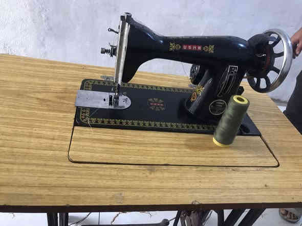 مكينة خياطة اصلية شغالة على الفحص مكينة وماطور ودواسة وميز السعر ٦٥ المكان نجف حي ميسان ***********
