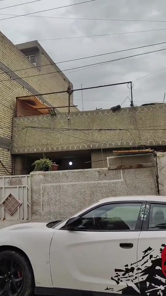 بيت للبيع 
يبيع كاع+تقطيع حسب الطلب
يحتوي على استقبال ومطبخ وخدمات و 4نوم وكراج
الواجهه/10
نزال/19
مساحه/190
سعر المتر/مليون و 800
الموقع/الشعب قرب مدرسة حماة 
للاستفسار/‏‪0777 238 4893‬‏
