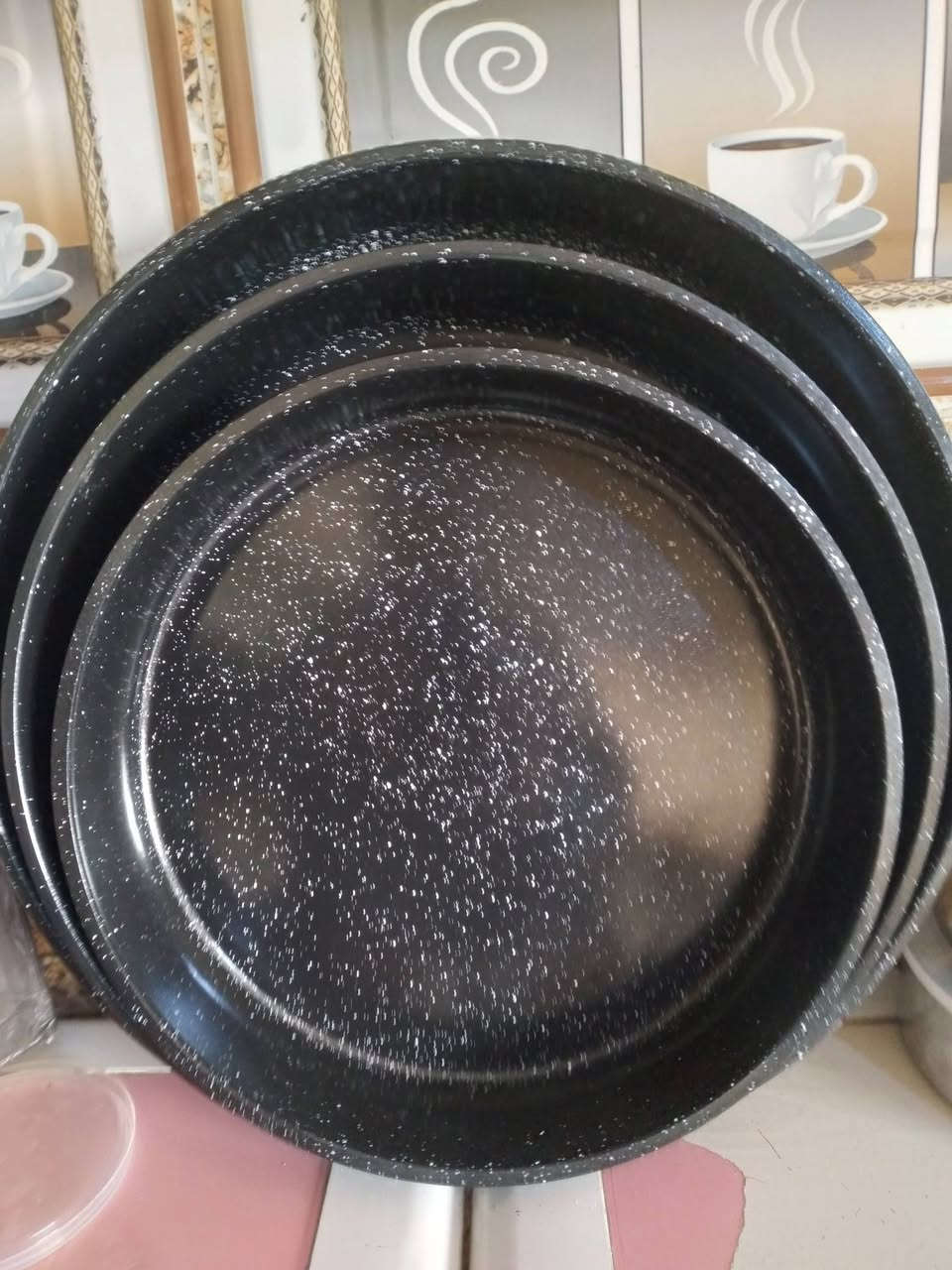 ثلاث قطع تباسي كرانيت الاصلي 
، حافظة طعام 5 
جدر عدد 3 
بلم عدد 6 
السعر 75 الف مع التوصيل داخل الرفاعي رقم الهاتف
***********
