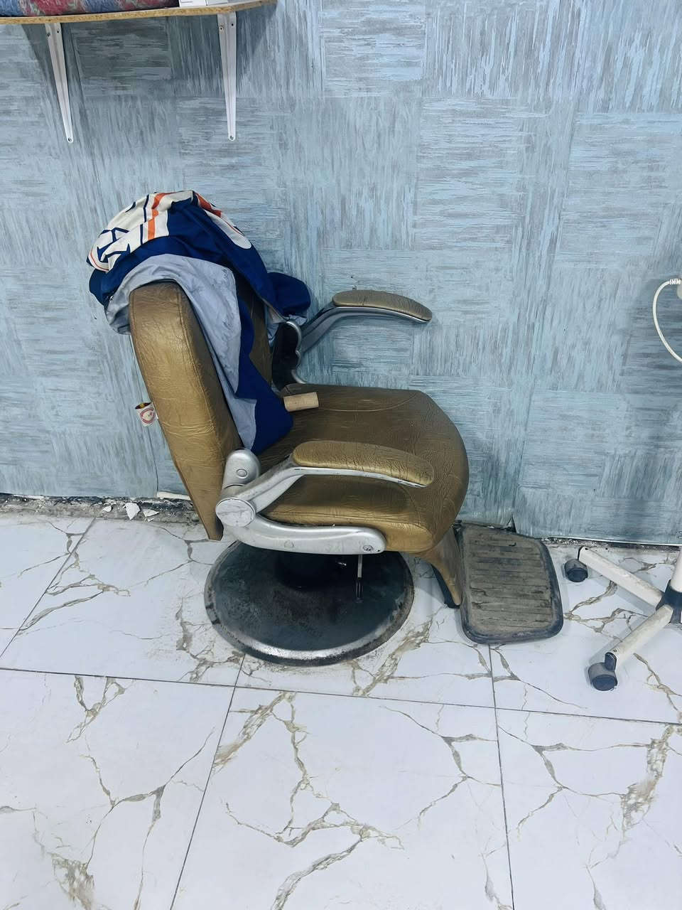 كراسي حلاقه للبيع شيروكي و الثاني ماعرف اسمه الاسود الجك مالته خربان ماعرف شنو بي صراحه و الثاني مابي الجد يصعد وينزل بس الصينيه تحوس مالته وعفته هاذ رقمي للتواصل***********
