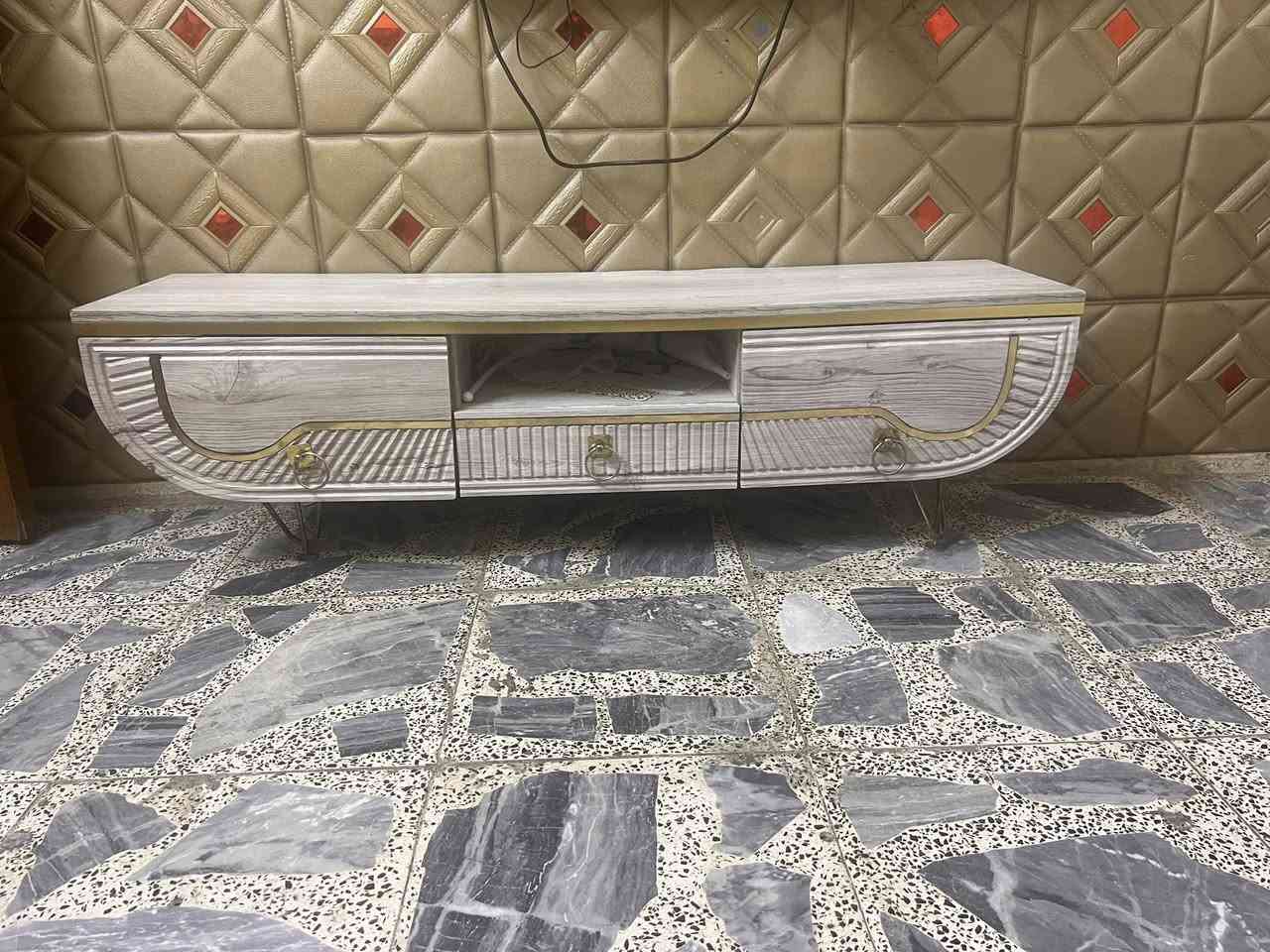 ميز تلفزيون ميز طعام للبيع مكاني بغداد مدينه صدر ***********
