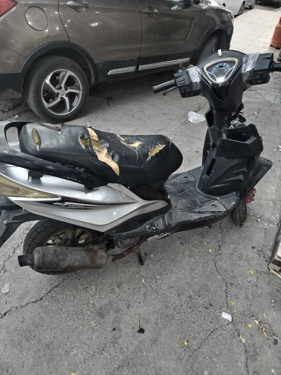 دراجه للبيع نقوصاتها كشن وكفر امامي  لباقي كله شغال محرك نضيف نكره سلف سعرها 200 رقم تواصل ***********
